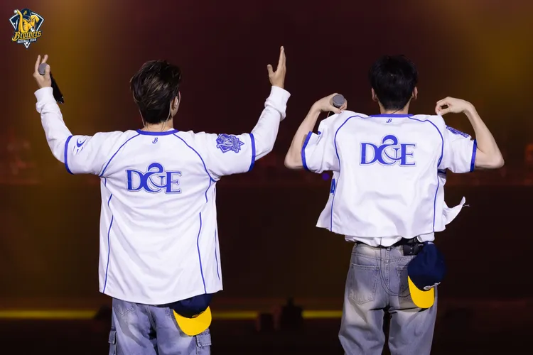 東海（左）、銀赫秀出與中信兄弟合作的D&E聯名球衣。中信兄弟提供