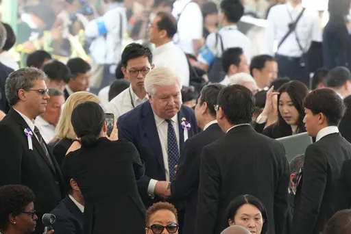 原爆80週年和平儀式 李逸洋與美駐日大使握手寒暄