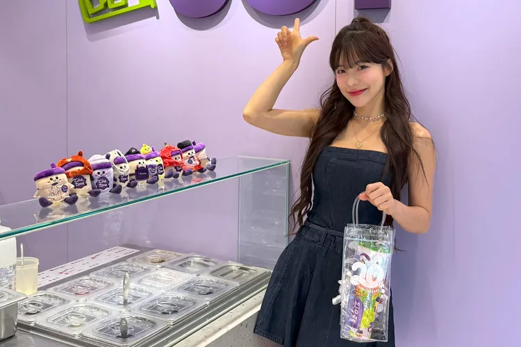 李多慧驚喜助陣，化身日出茶太世界聲音見證人，親自開箱20週年限定「茶太娃娃」系列。Chatime日出茶太提供