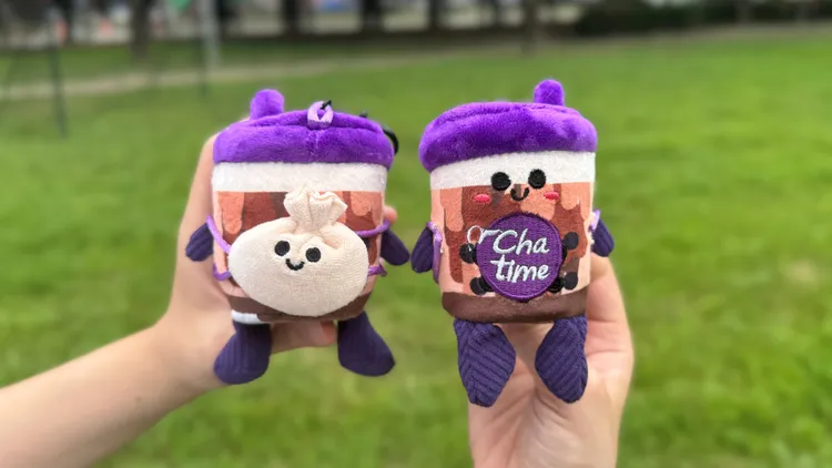 茶太娃娃角色設計橫跨多國文化，台灣代表BooBoo揹著包子、抱著黑糖珍奶，是最療癒的小食系萌娃。Chatime日出茶太提供