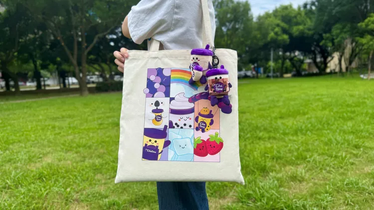 活動期間凡購買飲品單筆消費滿249元，即贈送「20週年限定帆布袋」乙只。Chatime日出茶太提供