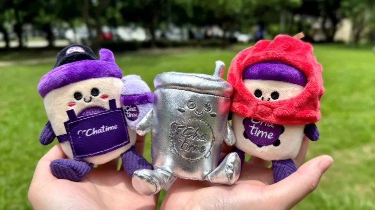 白金限定角色「Lumi」（中），全球每個國家僅限20個，抽中即可獲得「Chatime免費喝一年」大獎。Chatime日出茶太提供