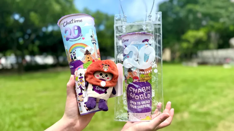 20週年限量茶太娃娃盲盒套組內容包含11款茶太娃娃角色、TOP 10明星飲品與20週年限定提袋。Chatime日出茶太提供