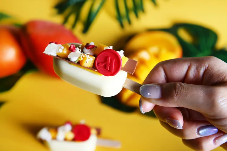 台北萬豪Lobby Lounge「芒芒仲夏」下午茶，「百香芒果椰奶冰棒」芒果果泥、百香果果泥、椰子果泥與牛奶打造清爽奶香冰棒。業者提供