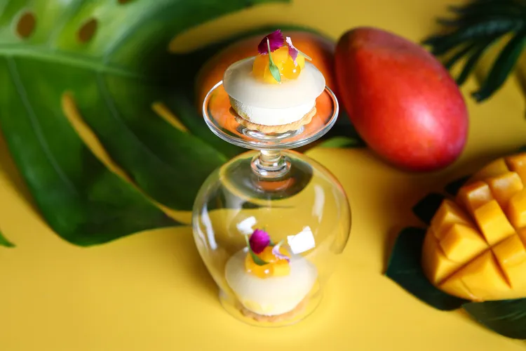 台北萬豪Lobby Lounge「芒芒仲夏」下午茶，「生薑芒果慕斯」以杏仁蛋糕為底，搭配生薑芒果凍，外層包覆芒果慕斯，覆上晶瑩白酒凍。業者提供