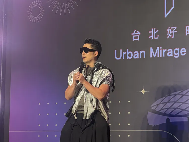 平時西裝筆挺的蔣萬安，自曝忍不住笑場，直呼造型落差太大。張綵茜攝