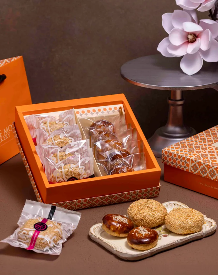 「三Q 2 MUCH禮盒」組合流心麵茶甜燒餅和三Q餅，搭配茶飲，是完美的下午茶點心。業者提供