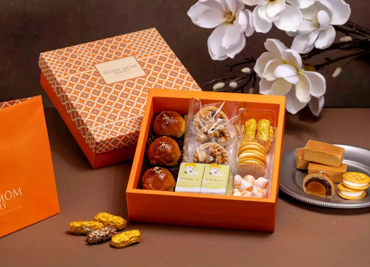 「眾星拱月(The sugar around moon)禮盒」組合了Home Mom Bakery最引以為傲的和三盆蛋黃酥S1等精緻糕餅和糖類，一盒嘗盡招牌點心。業者提供