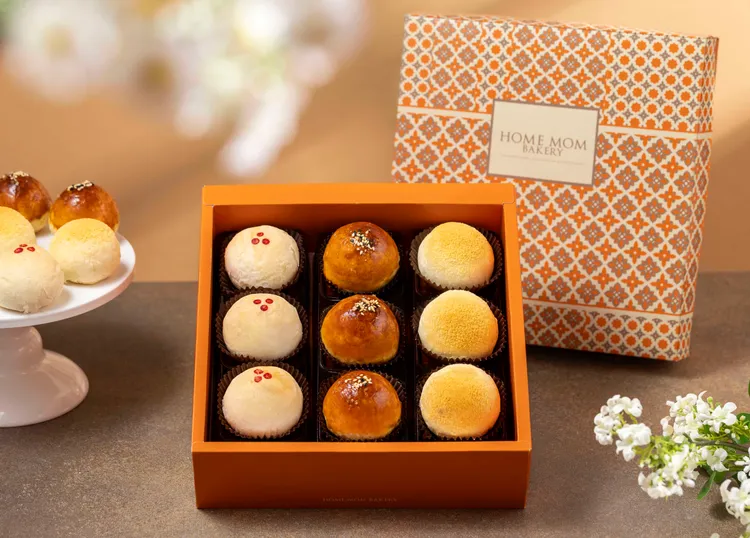 月光寶盒組合和三盆蛋黃酥S1、月圓酥兒和古早味滷肉綠豆椪，以現代製法，讓餅皮更加酥鬆不梗喉，鹹鮮微甜，老少皆宜。業者提供