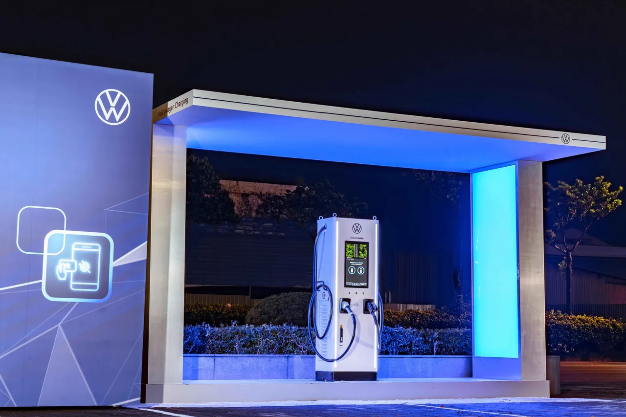 目前多个展示中心已设置 360kW DC 极速充电站,并支援 CCS1 与 CCS2 规格。业者提供