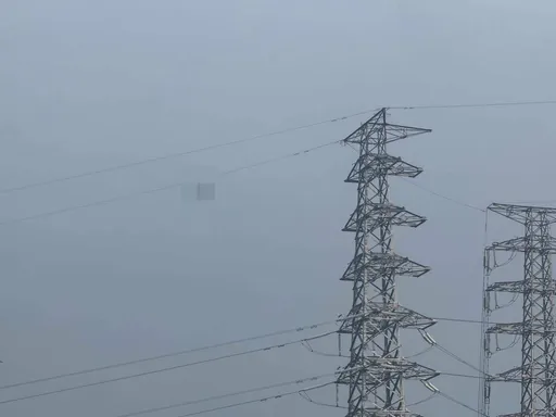 离地百公尺缆线竟挂人！男攀高压电塔轻生　台电断电、警消抢救