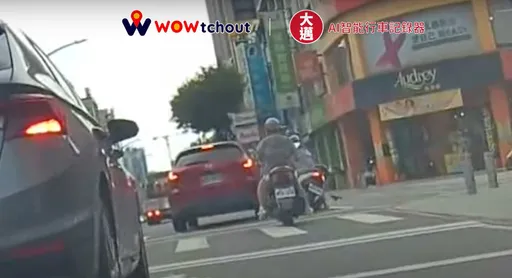 說轉彎就轉彎!小客車未打方向燈擦撞機車 馬路三寶要噴這麼多錢