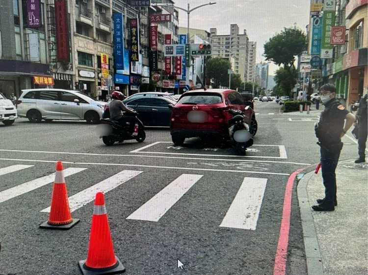 自小客未打方向燈就直接右轉，立即擦撞機車。翻攝畫面