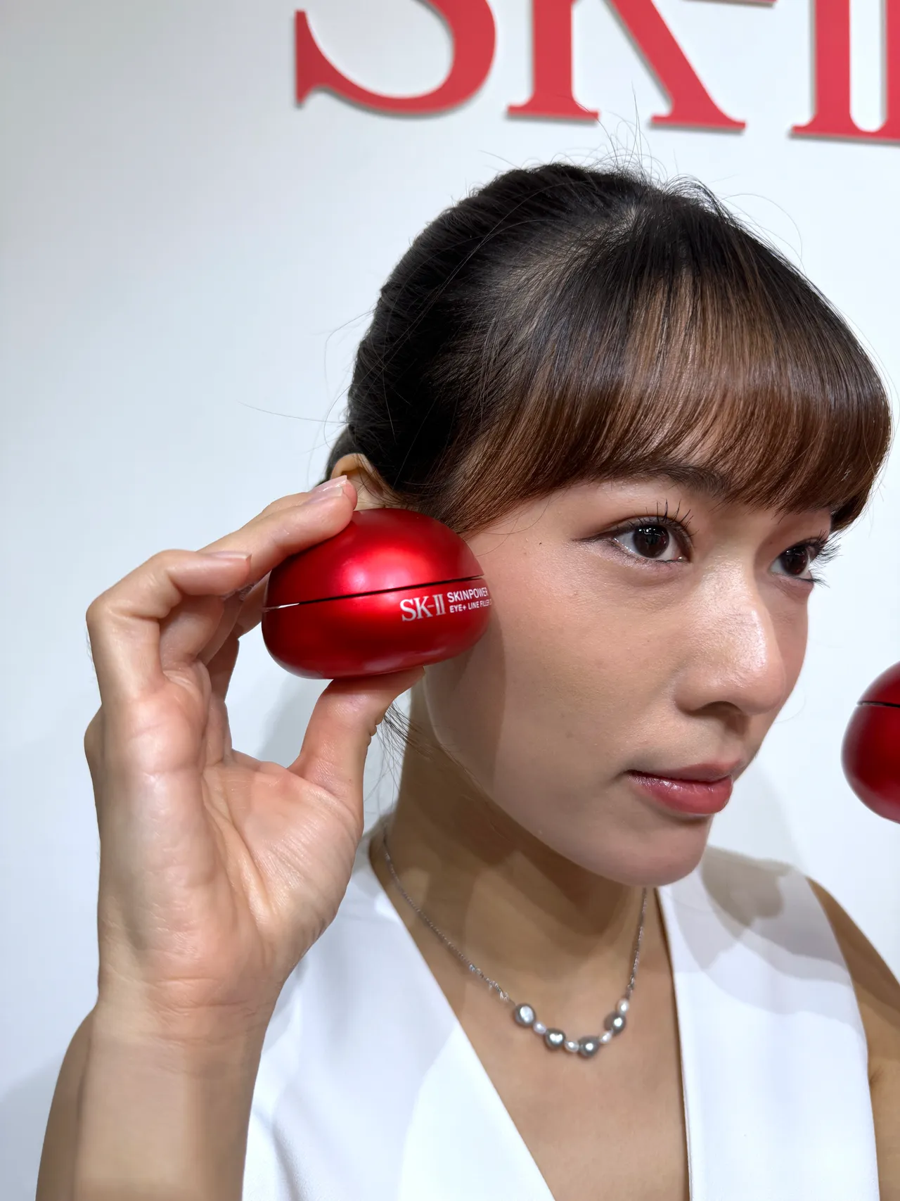 Model示范SK-II肌源赋能抚纹眼霜。张家玲摄