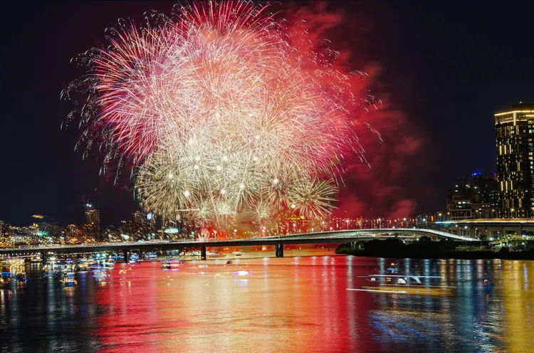 大稻埕煙火秀預計吸引大批人潮湧入周邊區域。台北市工務局提供