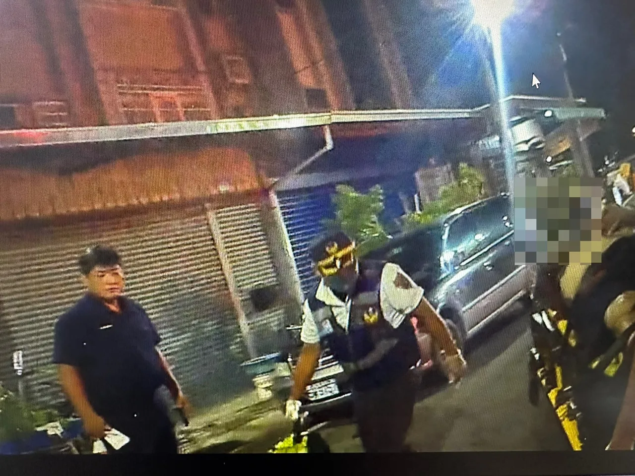 杨男酒后与人口角,遭对方打伤倒地。翻摄画面