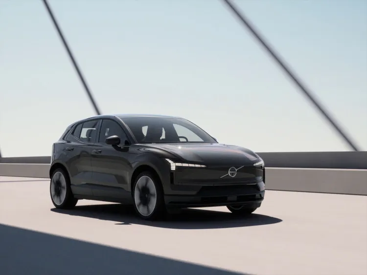 外觀設計延續Volvo家族語言，包括LED「雷神之鎚」頭燈與動態迎賓模式，並具備Cd0.28的風阻係數。原廠照片