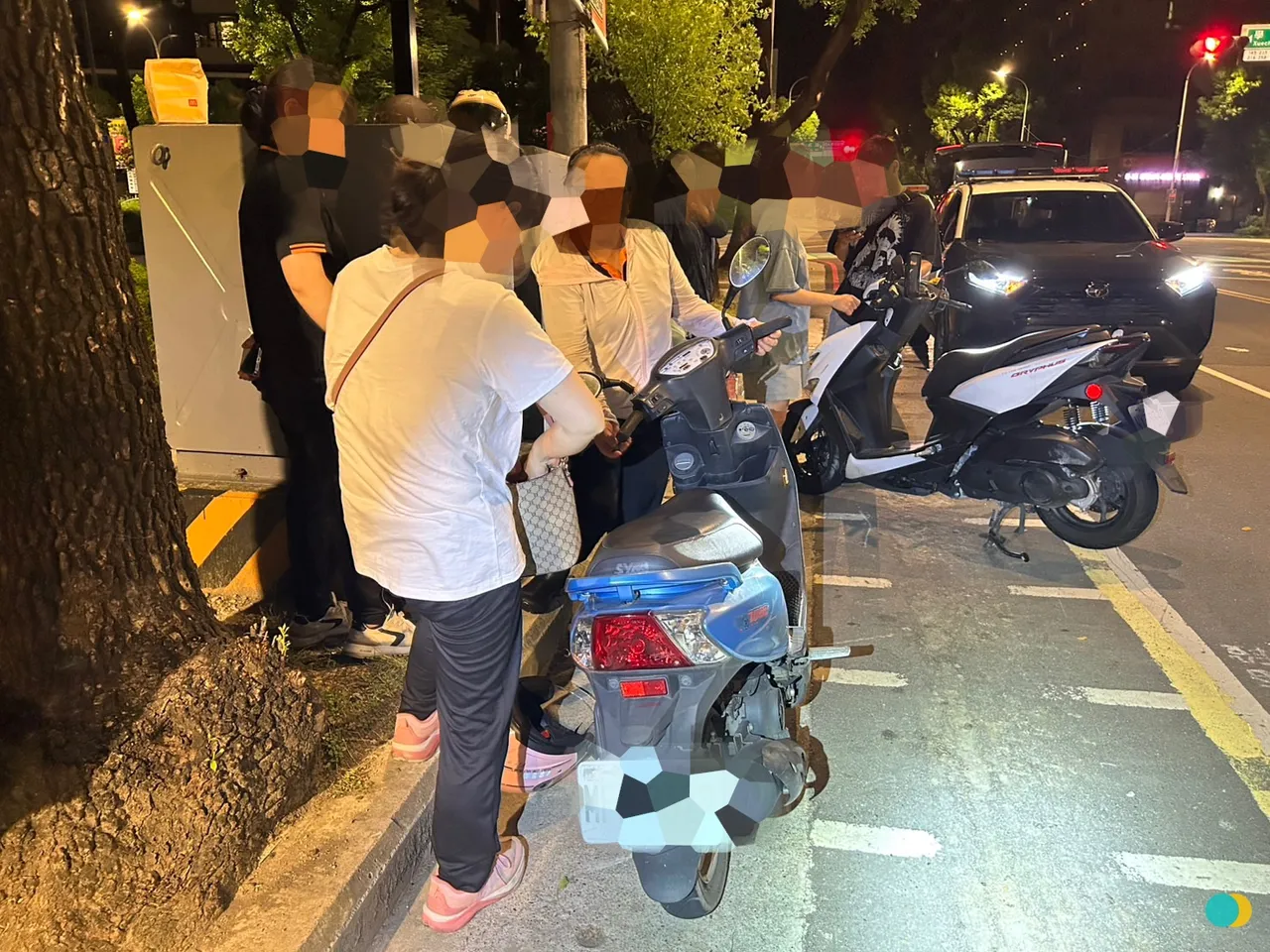 民众停放在停车格的机车,凌晨无端遭撞。翻摄画面