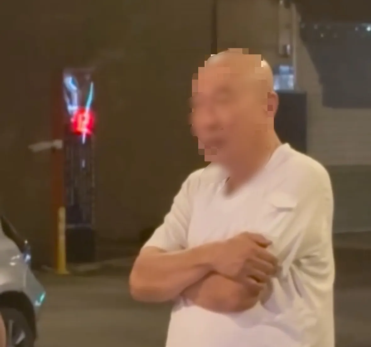 高男精神状况恍惚,一度被目击民众以为酒驾,他向警方供称是服用了安眠药物。翻摄自Threads