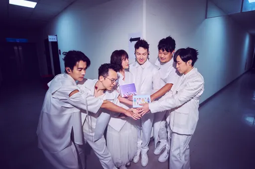 好心疼|「蘇打綠」青峰雄蛋急尋觀眾幫唱 馨儀發炎抱病演出道歉!盼歌迷「別生氣了」