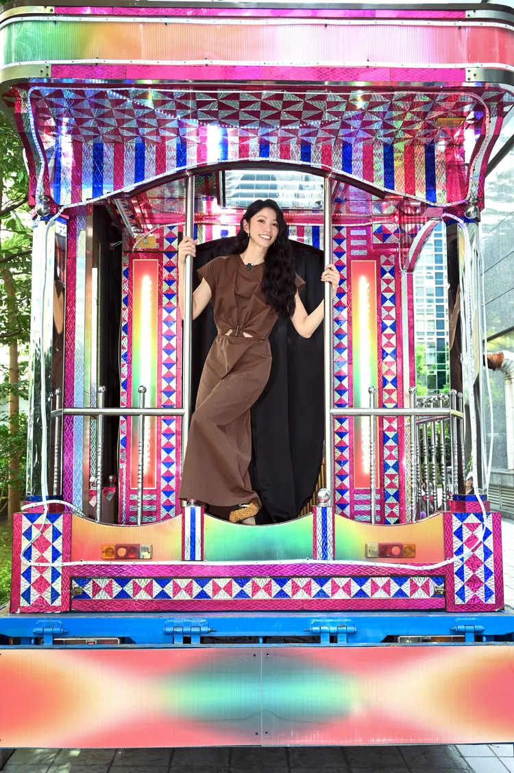 李千娜衝上電子花車熱舞。環球音樂提供