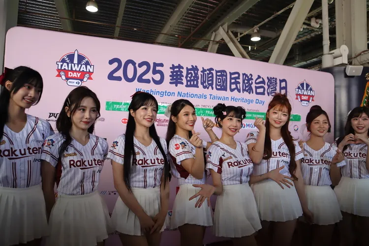華府國民球場30日舉行「台灣日」，邀請啦啦隊樂天女孩熱舞，展現台式應援風格。 中央社