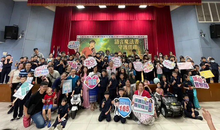 桃園市警局婦幼隊舉辦「小小警察體驗營」活動。婦幼隊提供