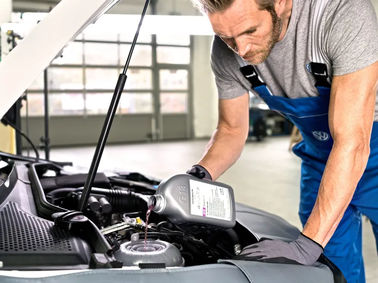 單筆消費滿1萬元還可獲得機油放大券乙張，回廠時可用270元優惠價購得價值1,300元的原廠機油2公升。原廠照片