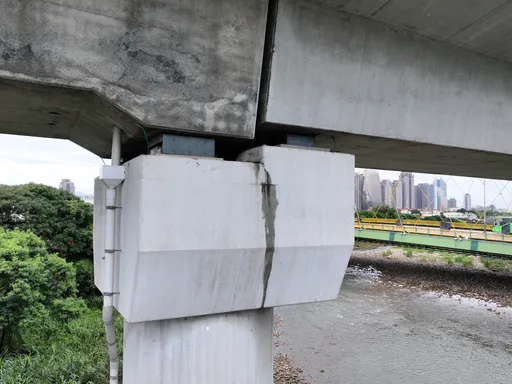 高铁桥梁惊见黑印!网忧裂缝酿灾 官方急澄清:是雨后水痕