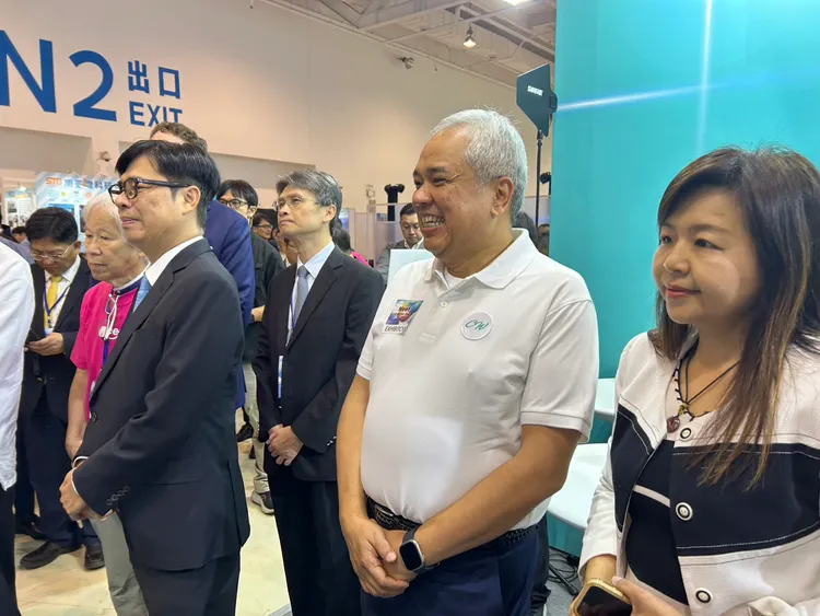 CW REGEN公司負責人何錦榮（中）將鉛酸電池再生技術帶入東南亞市場。業者提供