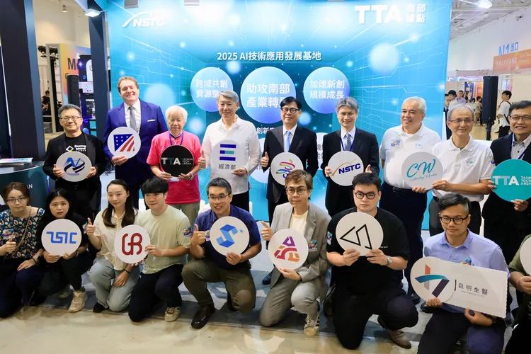 陳其邁參觀新創展館，並與各展攤團隊合照。高市府提供
