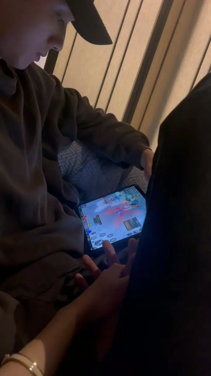 許荔莎PO出影片，許凱一邊玩手遊，一邊和她十指緊扣。翻攝許荔莎微博