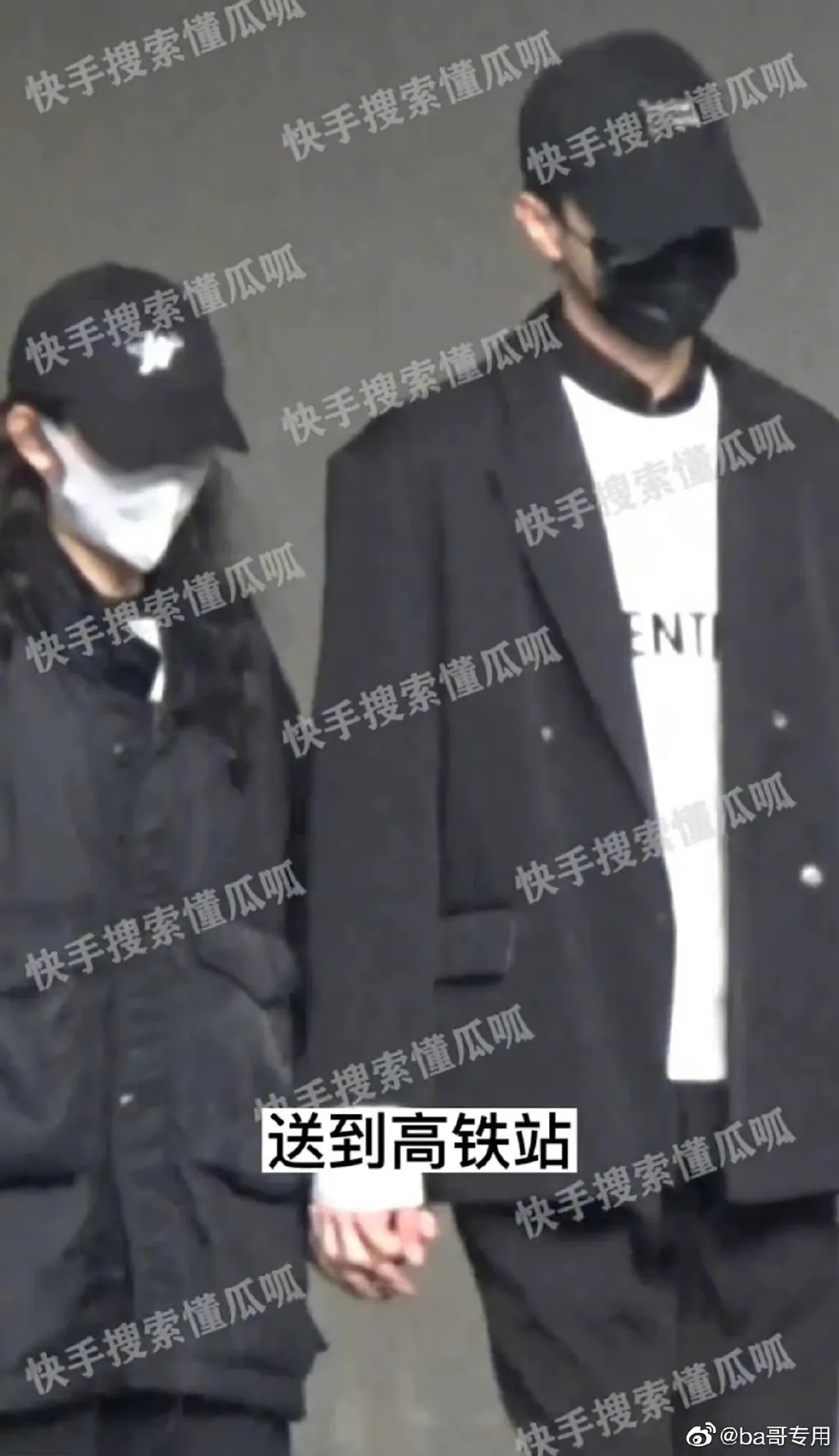 许凯(右)2022年12月被拍到和赵晴十指紧扣甜蜜约会。翻摄ba哥专用微博