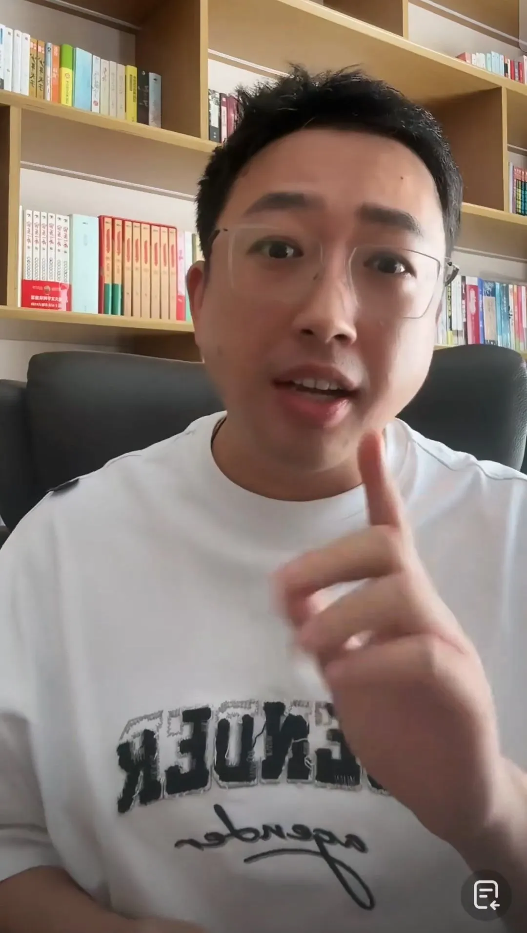 于正爆气开直播骂许荔莎。翻摄于正微博