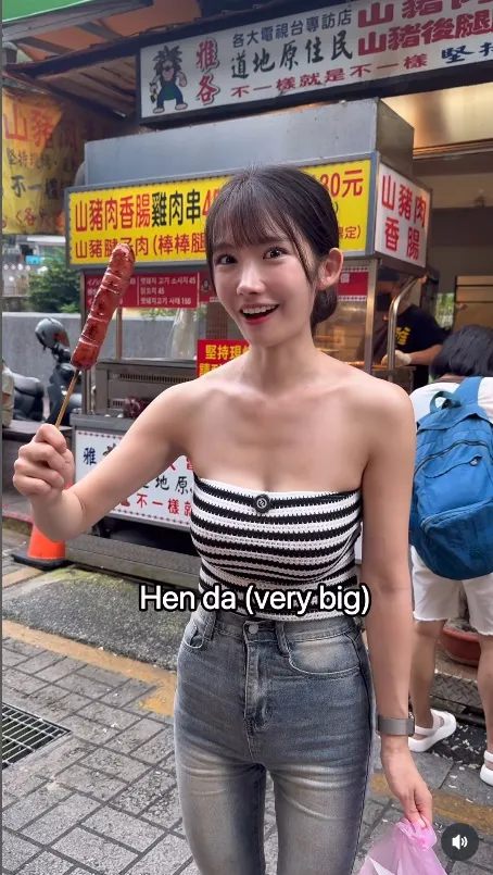 金奈見品嘗台灣香腸。翻攝金奈見IG