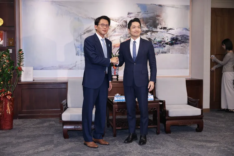 蔣萬安與黃國昌在北市府會面。彭欣偉攝