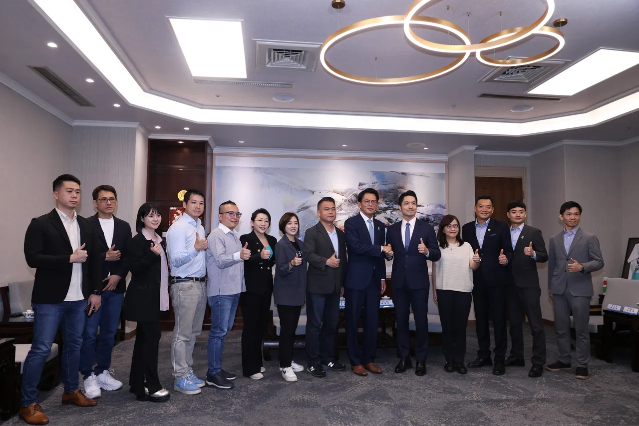 黄国昌率民众党团拜会台北市长蒋万安及北市府团队。彭欣伟摄