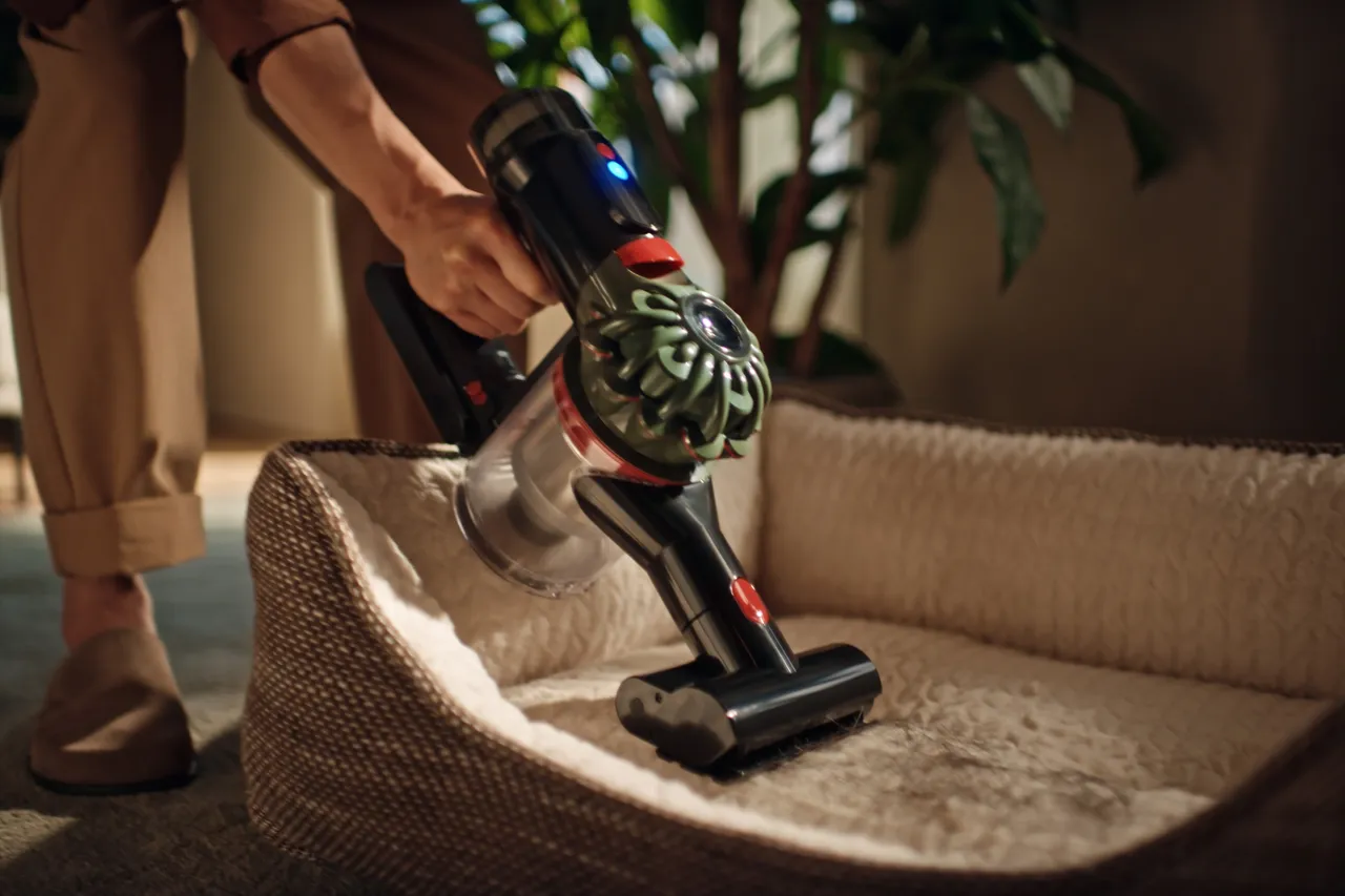 Dyson V8 Cyclone無線吸塵器內附三款精選吸頭,靈活應對多種清潔情境,從硬質地面到家具細節皆能輕鬆完成。Dyson提供