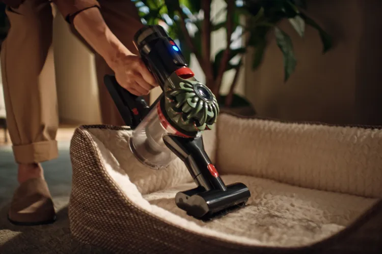 Dyson V8 Cyclone無線吸塵器內附三款精選吸頭，靈活應對多種清潔情境，從硬質地面到家具細節皆能輕鬆完成。Dyson提供