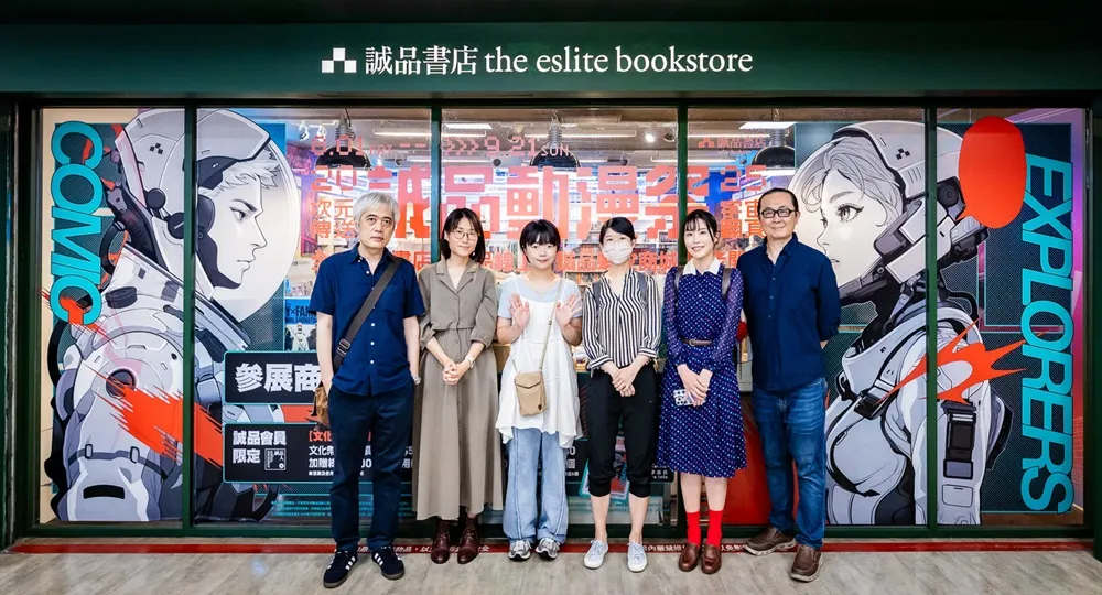 台漫作家常胜、六牧、高妍、小岛、左萱与阮光民(由左至右)现身「诚品R79」最新300米漫画场景。诚品提供