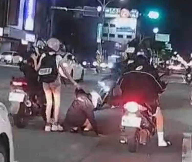 同行友人趕緊下車關心，目擊影片中民眾魔性笑聲引人注意。取自爆料公社公開版