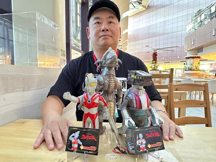 鍾穀龍每個月至少要畫2張奧特曼卡牌，合作超過3年，今年迄今已經有3位數以上的合作次數。曾佳俊攝