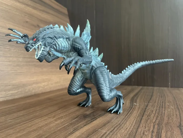 鍾殼龍當初就是跨國購買這隻哥吉拉模型，與日本櫻花玩具社長結緣。鍾穀龍提供