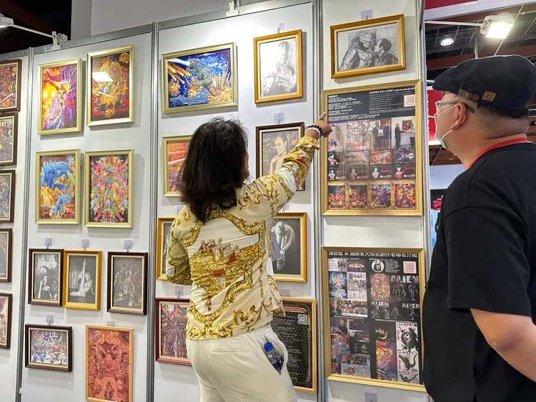 鍾穀龍作品目前正在世貿一館所舉辦的台灣藝術博覽會展出中，歡迎粉絲們與他互動、交換意見。曾佳俊攝