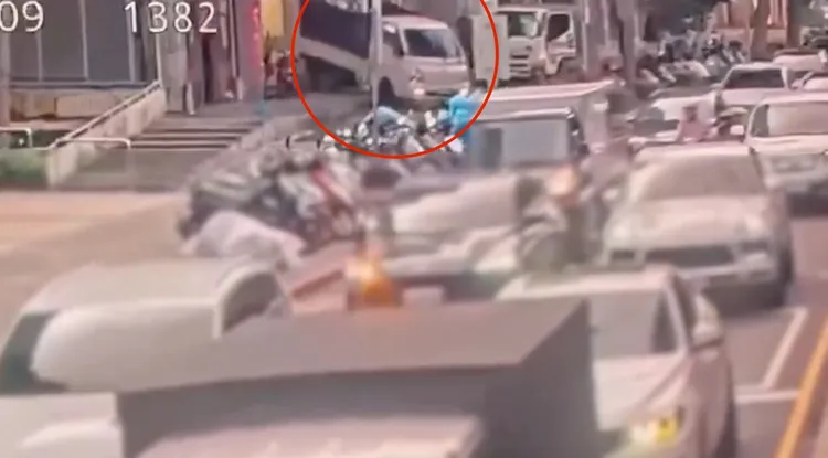 新生北路一段當時車水馬龍，貨車竟開上人行道，駕駛辯稱是導航害的。翻攝畫面