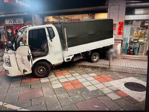 北市貨車闖人行道再倒車撞當鋪店面 26歲駕駛辯「導航害的」