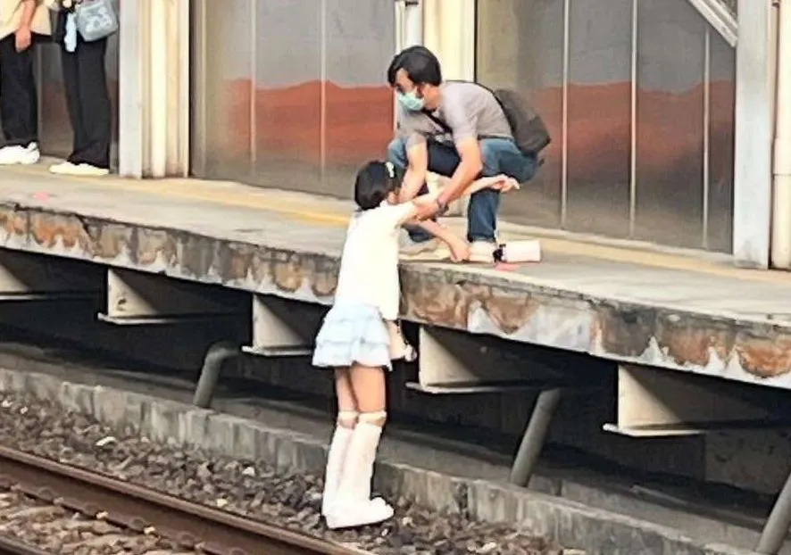 女子落軌,好心民眾搭救。翻攝Threads@stockwatch2025