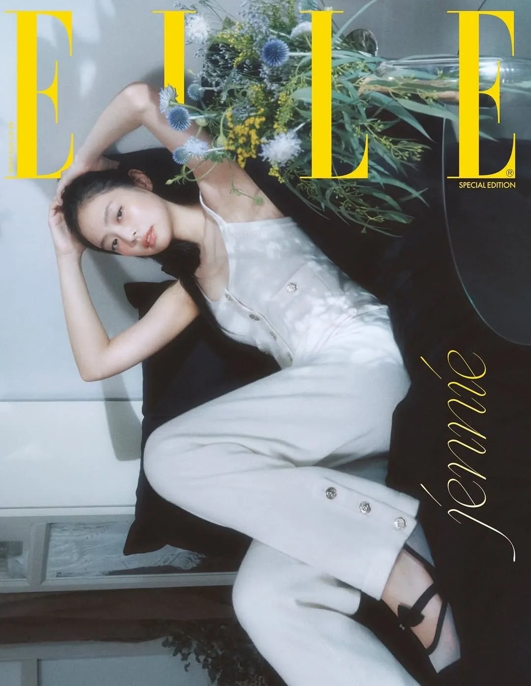 另套米色连身裤的造型更加俐落优雅。翻摄Jennie IG