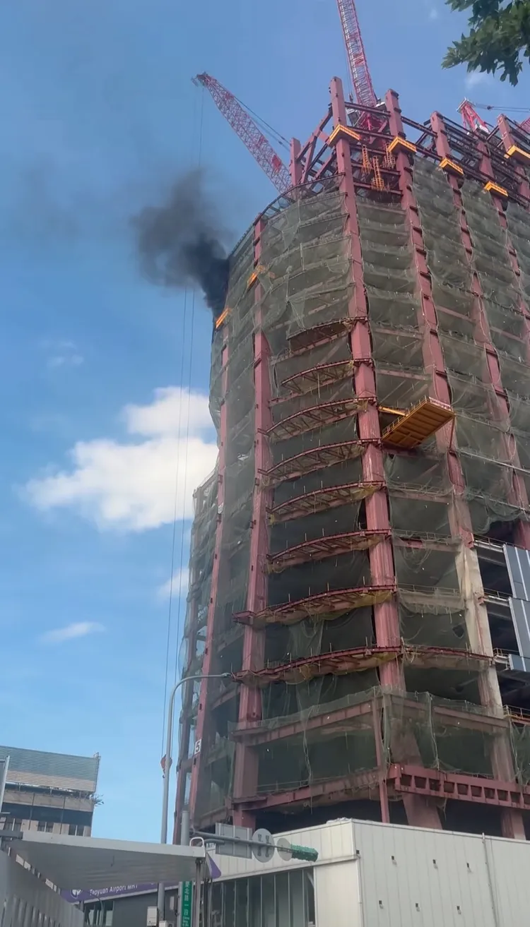 台北車站附近正在興建的雙星大樓6天內二度火警，黑煙十分嚇人。翻攝自Threads