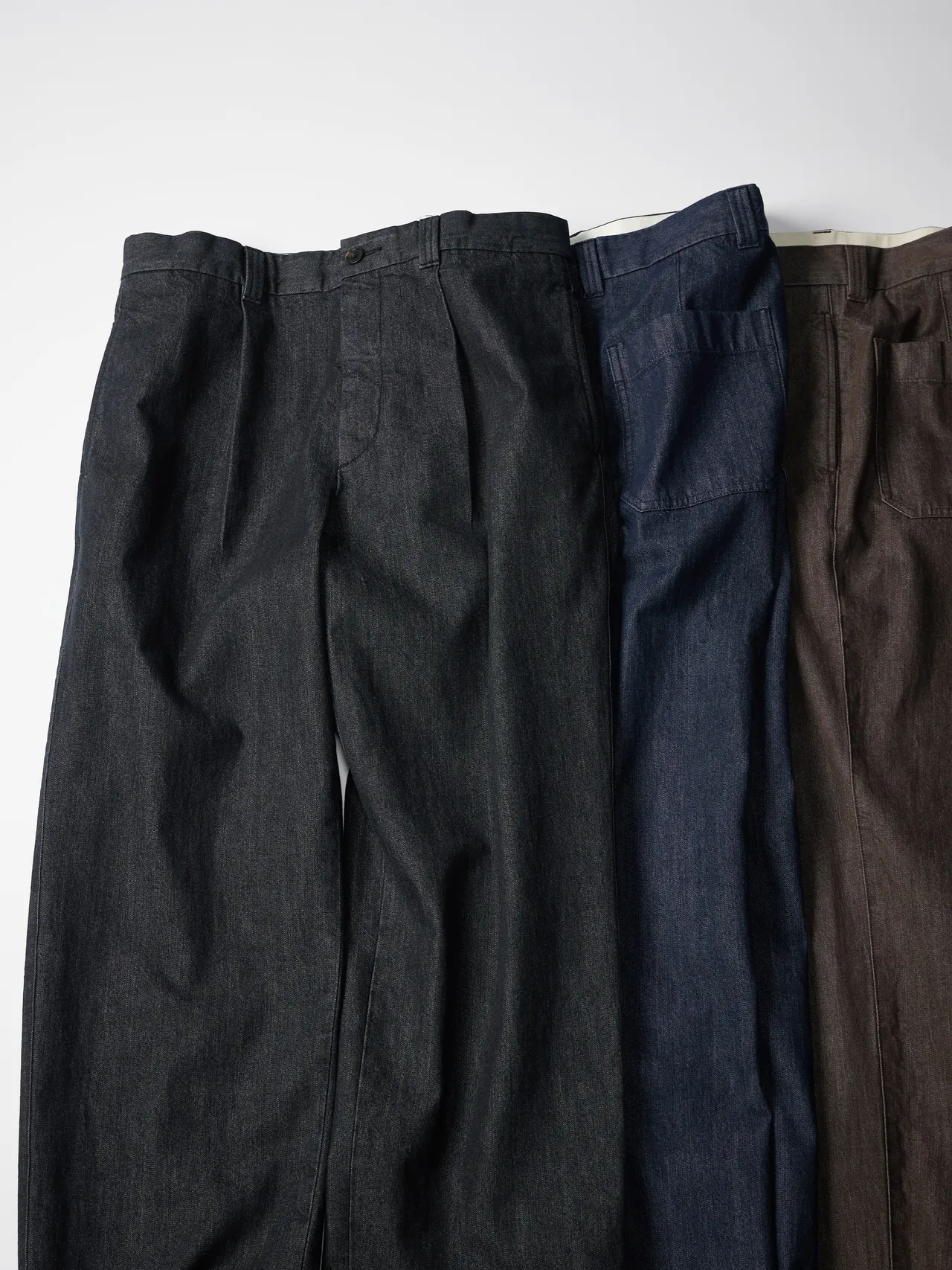 UNIQLO : C系列男装打褶直筒长裤,各1490元。品牌提供